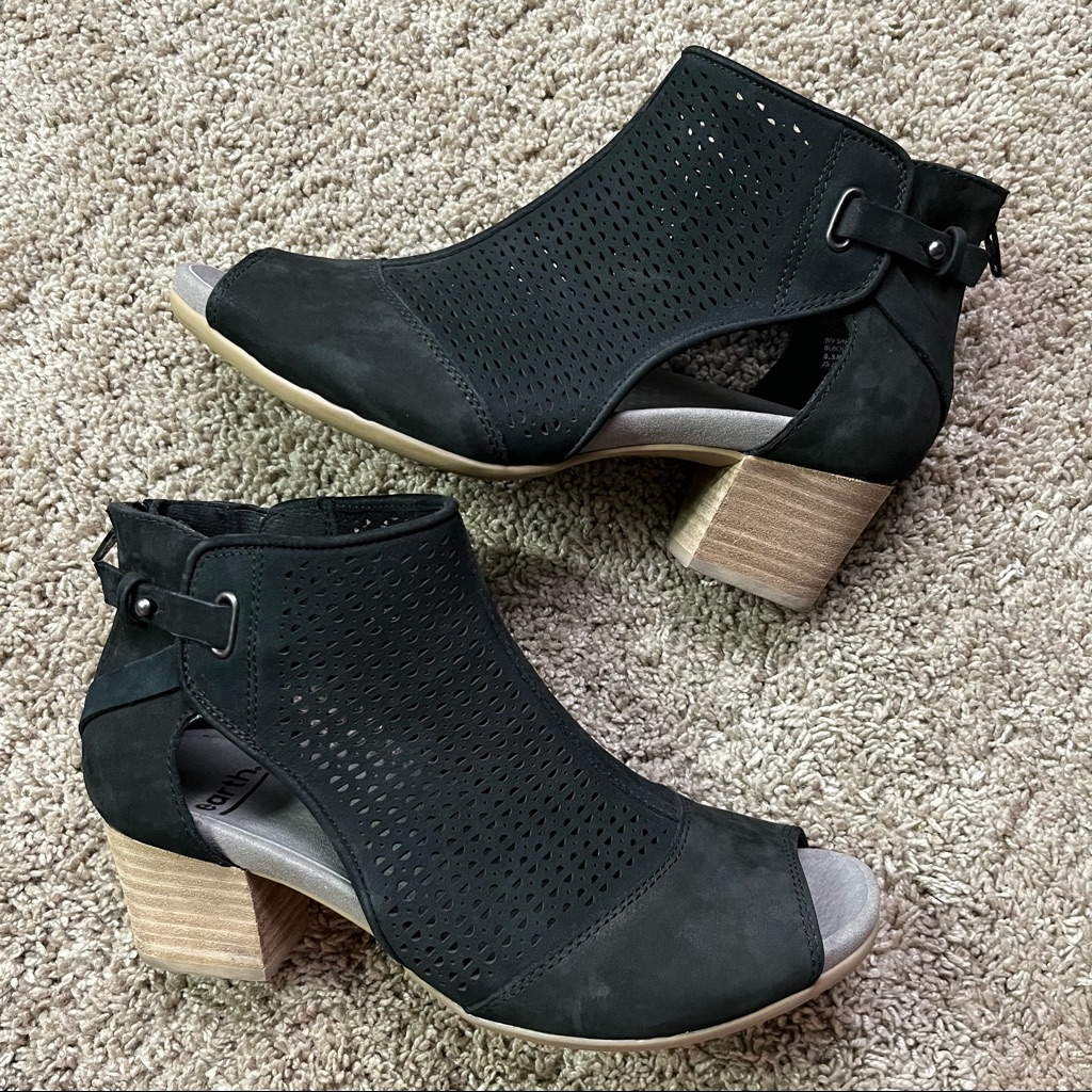 Earth Ivy Harvest Black Open Toe Cutout Bootie 8.5m